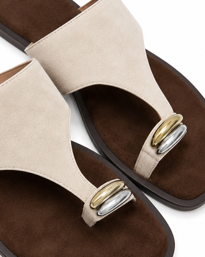 SANDALIA BEIGE DETALLE METÁLICO