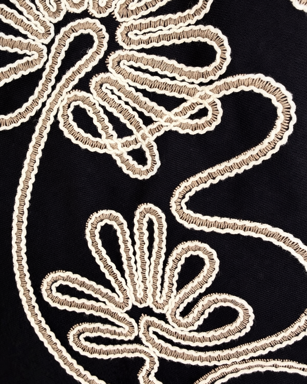 CHALECO NEGRO ESTAMPADO