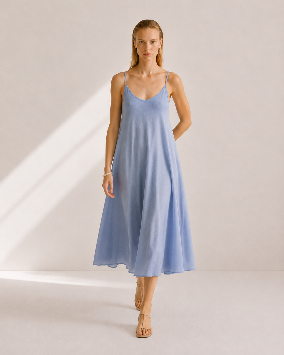 VESTIDO MIDI TIRANTES FLUIDO