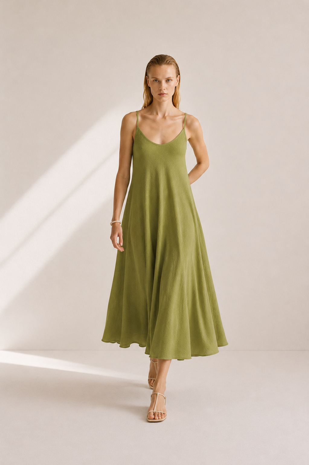VESTIDO MIDI TIRANTES FLUIDO