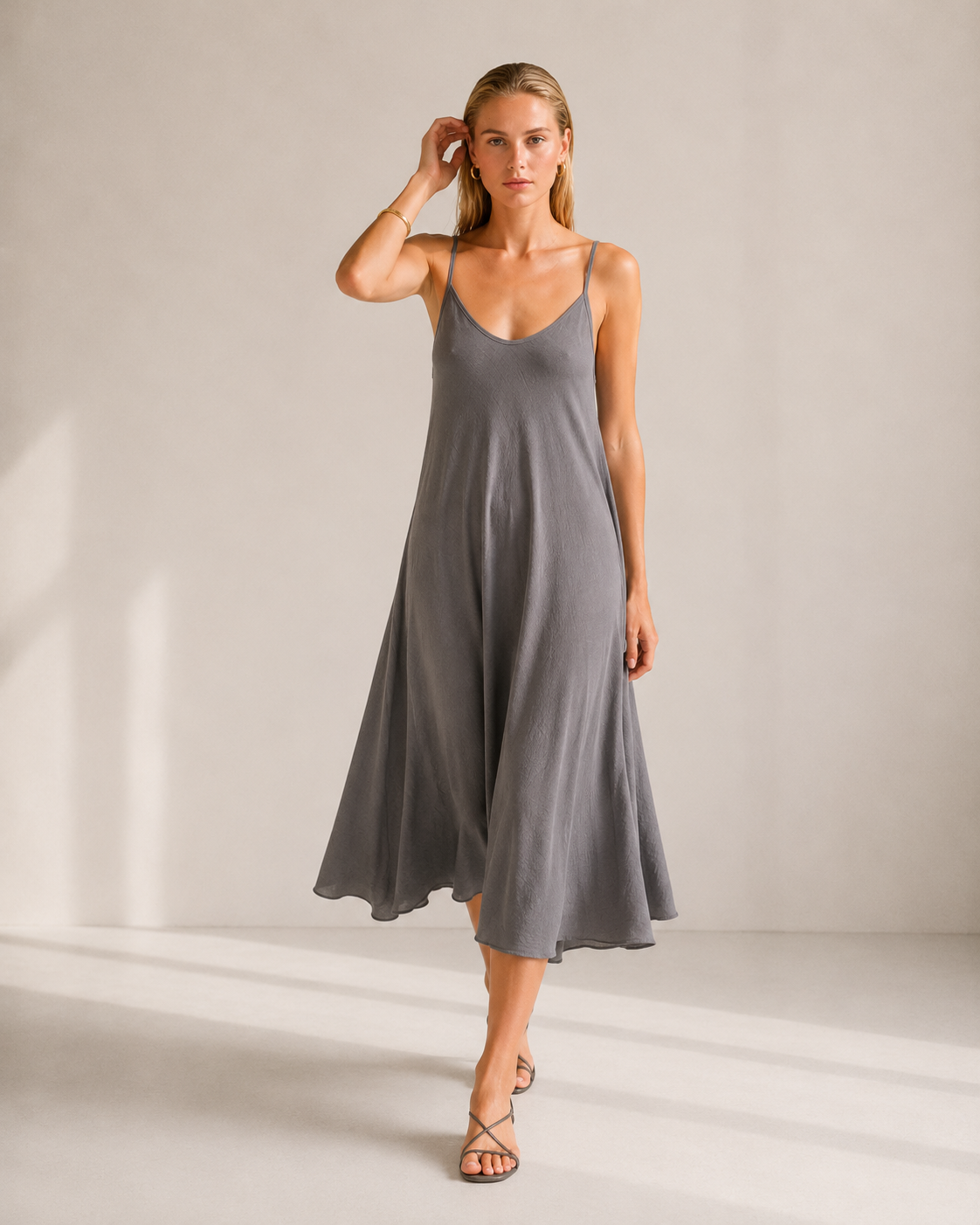 VESTIDO MIDI TIRANTES FLUIDO