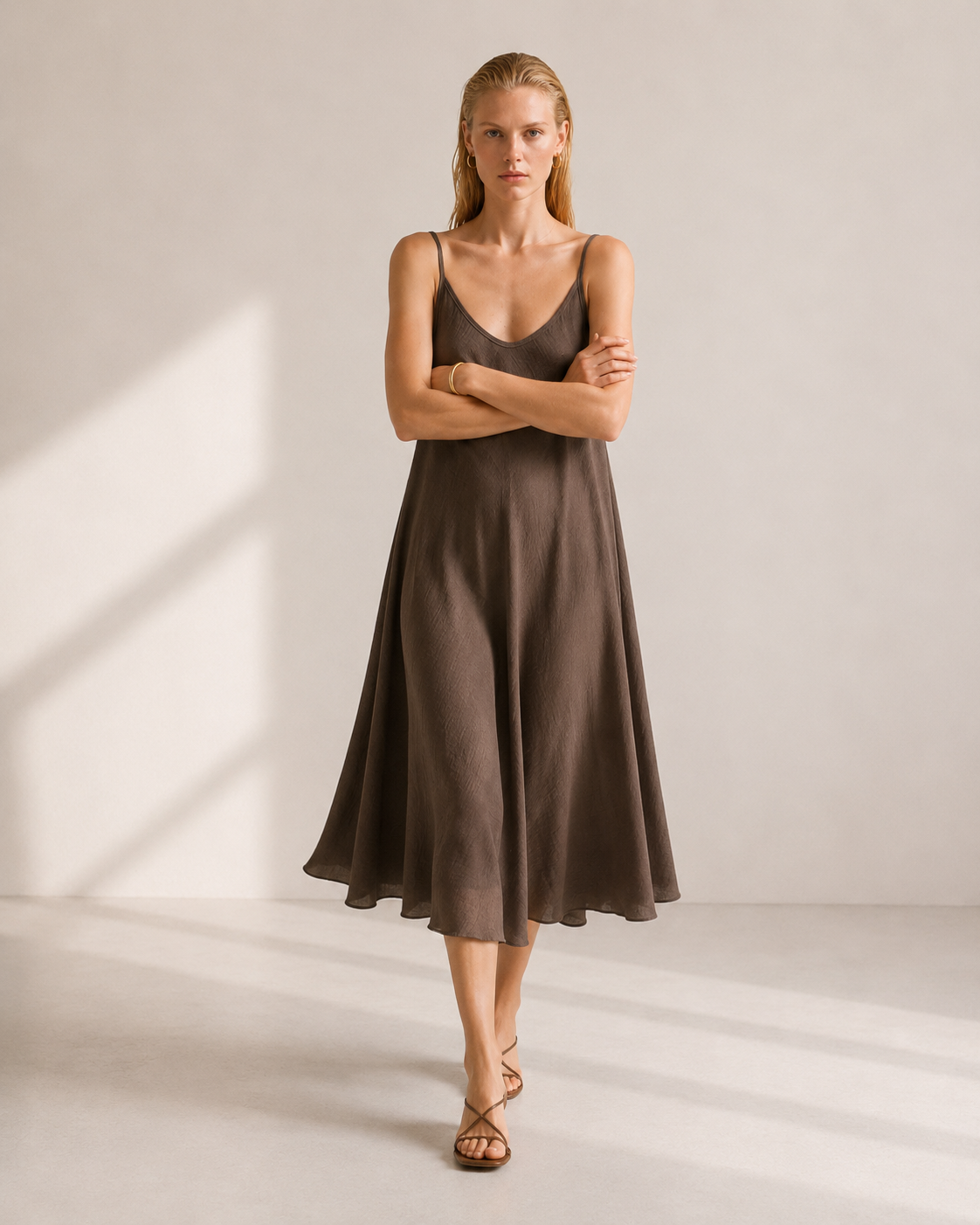 VESTIDO MIDI TIRANTES FLUIDO