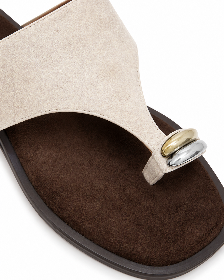 SANDALIA BEIGE DETALLE METÁLICO